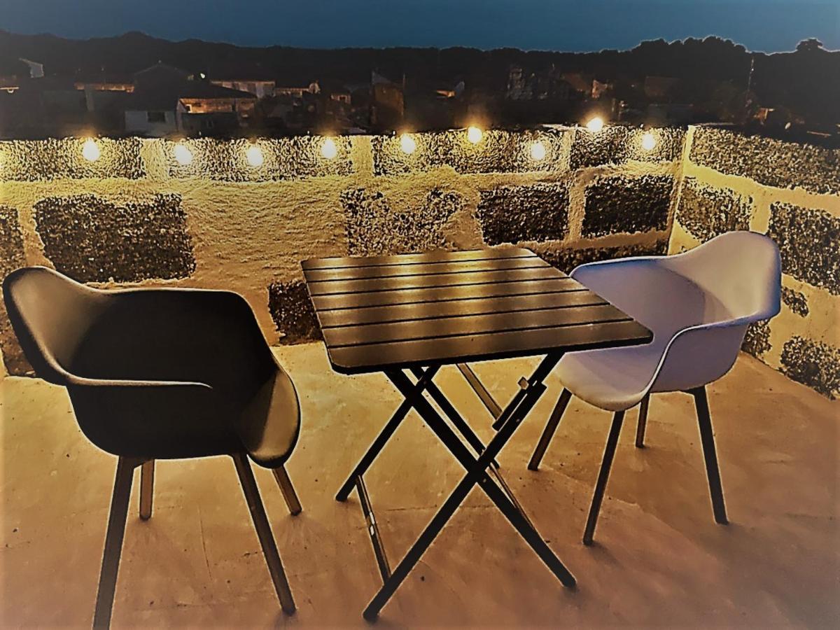 Insolite Studio -La Tour Des Templiers- Montfrin Εξωτερικό φωτογραφία